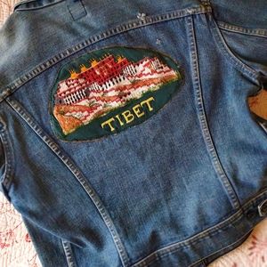 Vintage LEE denim jacket, TIBET embroidered patch on back size Medium